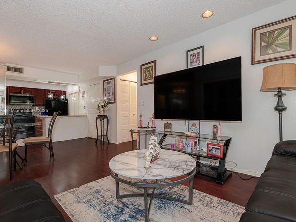 20015 NE 3rd Ct 6, Miami FL 33179