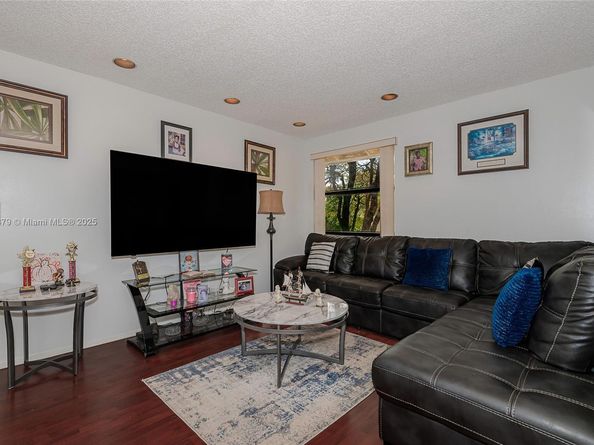 20015 NE 3rd Ct 6, Miami FL 33179