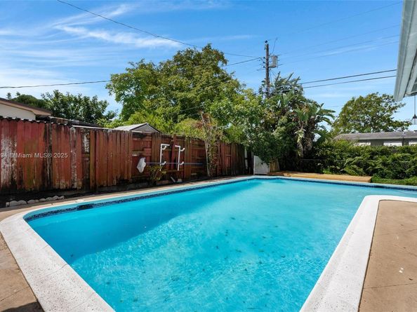 700 SW 67th Ave, Pembroke Pines FL 33023