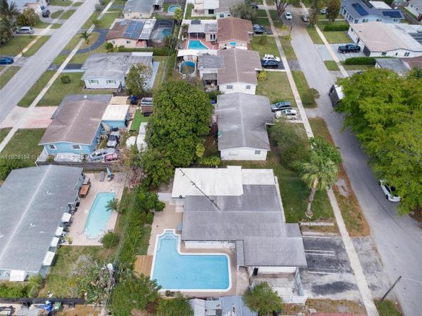 700 SW 67th Ave, Pembroke Pines FL 33023