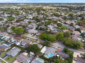 700 SW 67th Ave, Pembroke Pines FL 33023