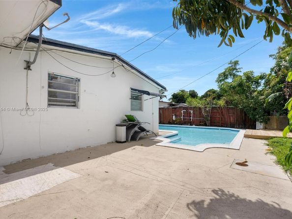 700 SW 67th Ave, Pembroke Pines FL 33023