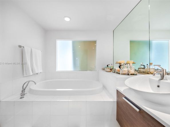 Undisclosed Address #A11913532, Aventura FL 33180