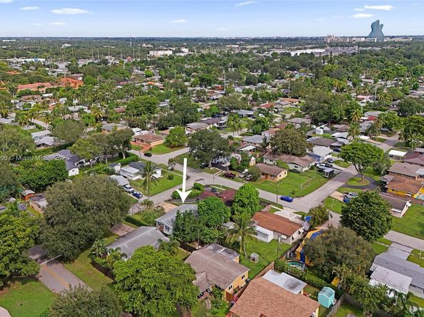 2021 N 56th Way, Hollywood FL 33021