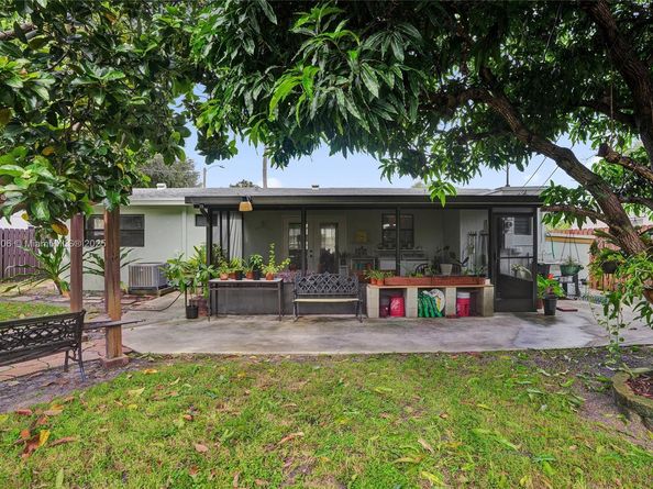 2021 N 56th Way, Hollywood FL 33021