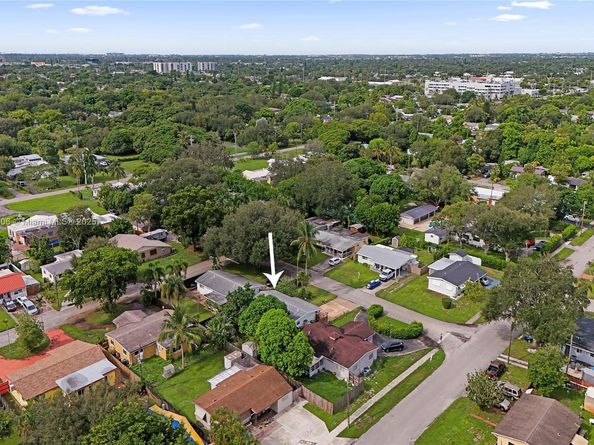 2021 N 56th Way, Hollywood FL 33021