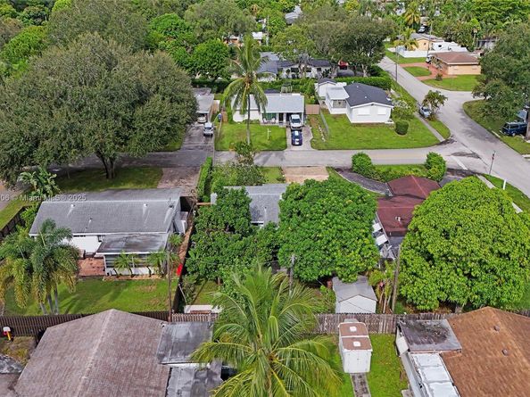 2021 N 56th Way, Hollywood FL 33021