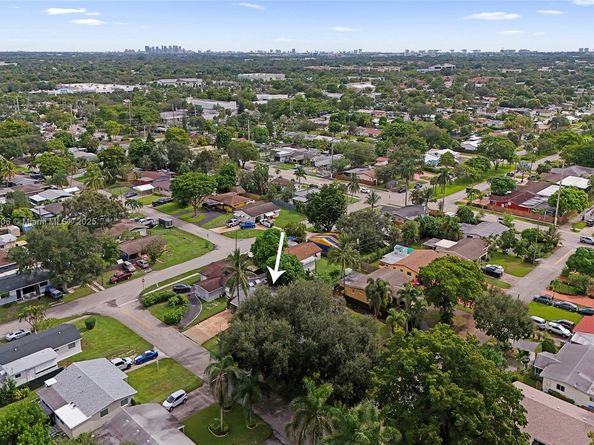 2021 N 56th Way, Hollywood FL 33021