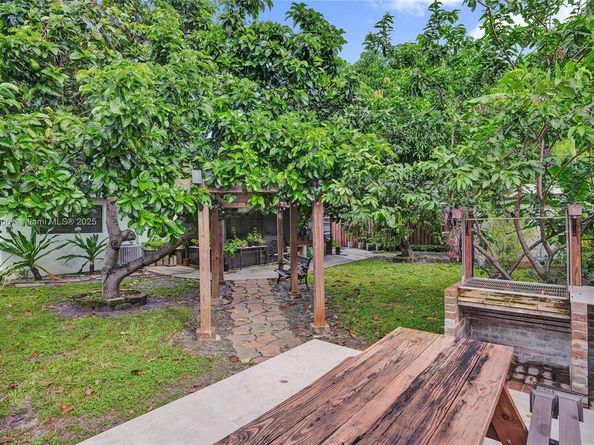 2021 N 56th Way, Hollywood FL 33021