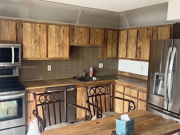 17000 NW 67th Ave 335, Hialeah FL 33015