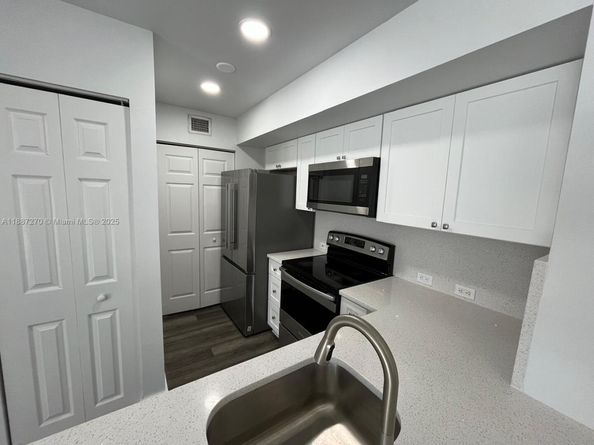 655 SW 111th Way 308, Pembroke Pines FL 33025