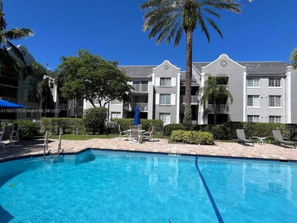655 SW 111th Way 308, Pembroke Pines FL 33025