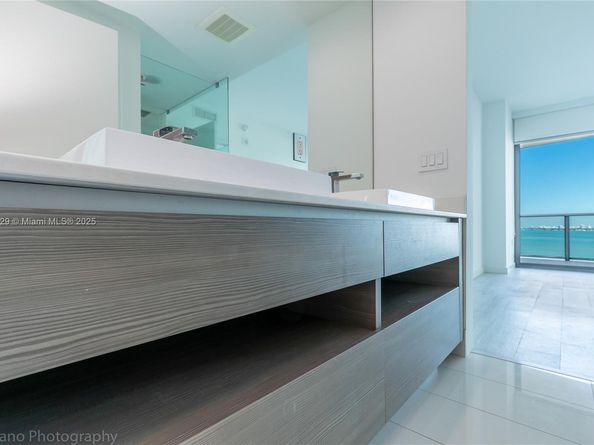 460 NE 28th St 1905, Miami FL 33137