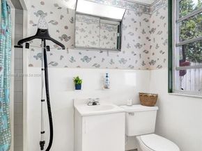 4621 NE 2nd Ave, Oakland Park FL 33334