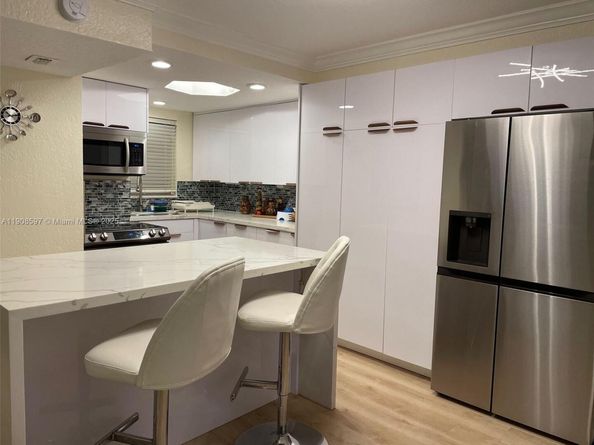 110 Fontainebleau Blvd 302, Miami FL 33172