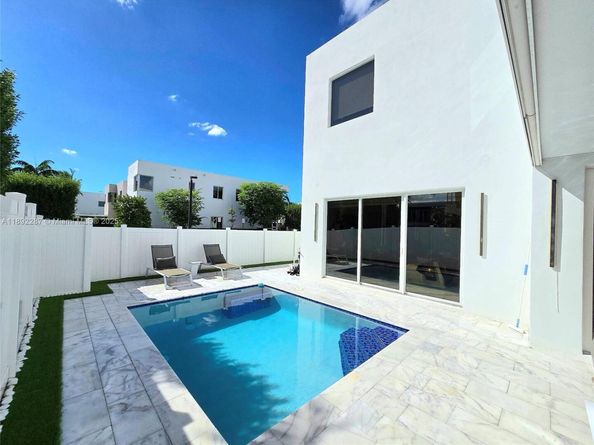 9790 NW 75th St, Doral FL 33178