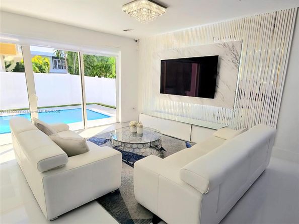 9790 NW 75th St, Doral FL 33178