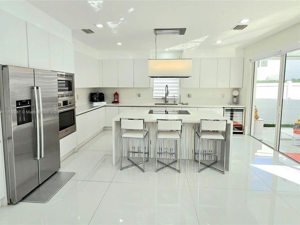 9790 NW 75th St, Doral FL 33178