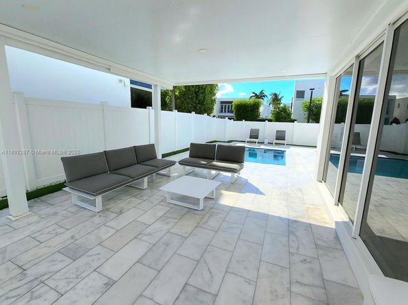 9790 NW 75th St, Doral FL 33178