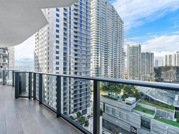 45 SW 9th St 1908, Miami FL 33130