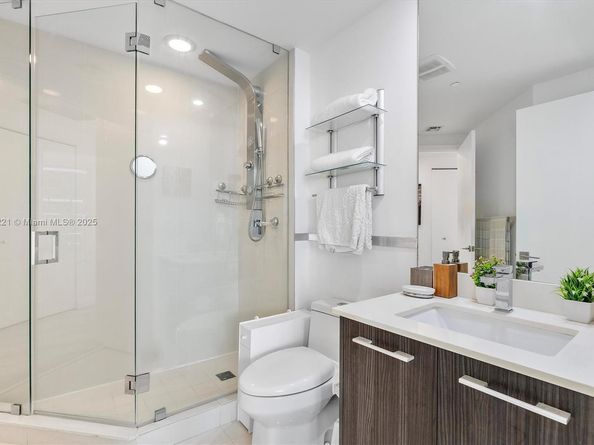 45 SW 9th St 1908, Miami FL 33130