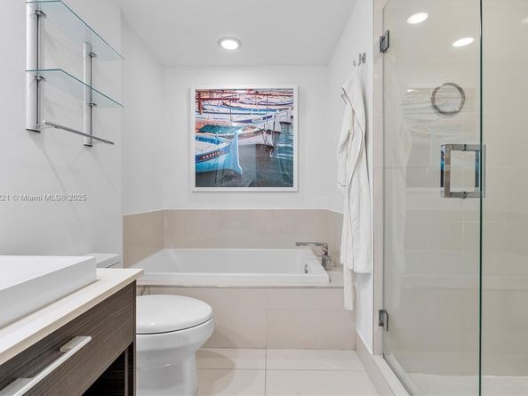 45 SW 9th St 1908, Miami FL 33130