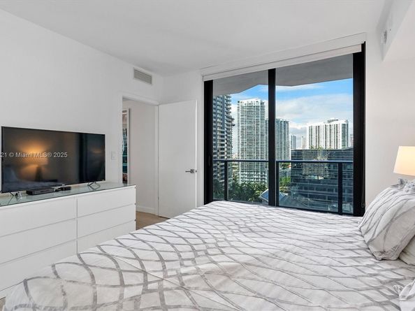 45 SW 9th St 1908, Miami FL 33130