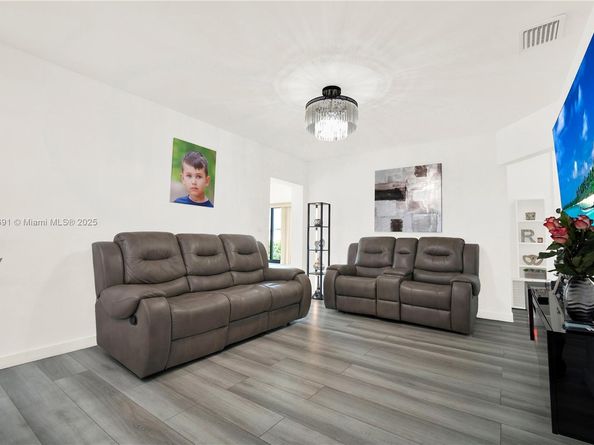 660 E 38th St, Hialeah FL 33013