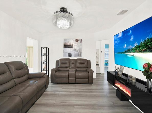 660 E 38th St, Hialeah FL 33013