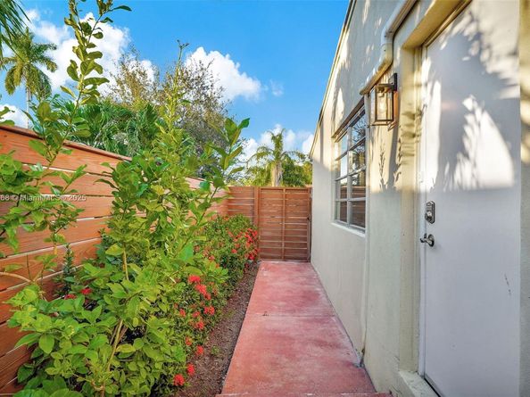 1012 NE 2nd Street, Hallandale Beach FL 33009