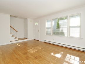 33 E Hills Drive 33, New Canaan CT 06840