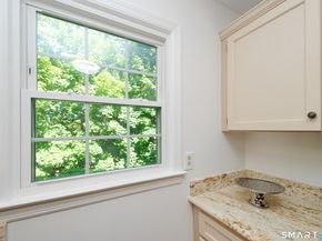 33 E Hills Drive 33, New Canaan CT 06840