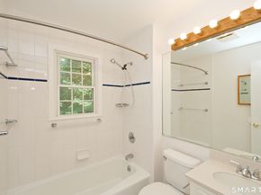 33 E Hills Drive 33, New Canaan CT 06840