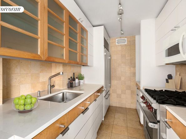 165 West 66th Street 16A, New York NY 10023