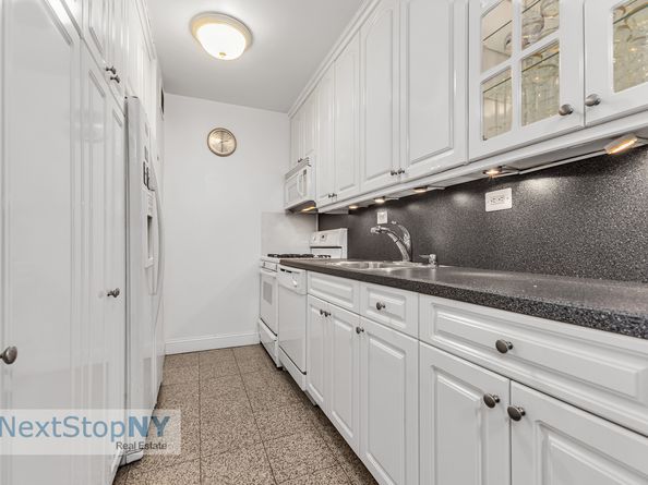 245 East 54th Street 22A, New York NY 10022