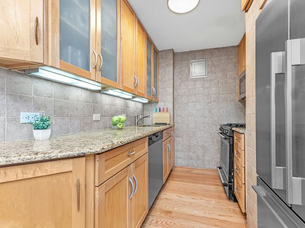 155 East 38th Street 16B, New York NY 10016