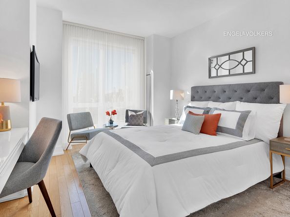 350 West 42nd Street 7K, New York NY 10036