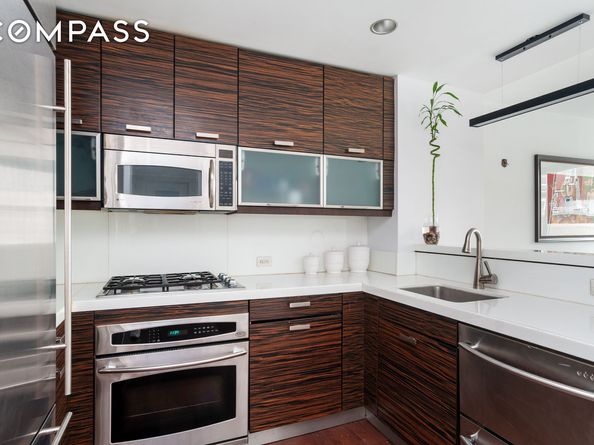 225 East 34th Street 14J, New York NY 10016