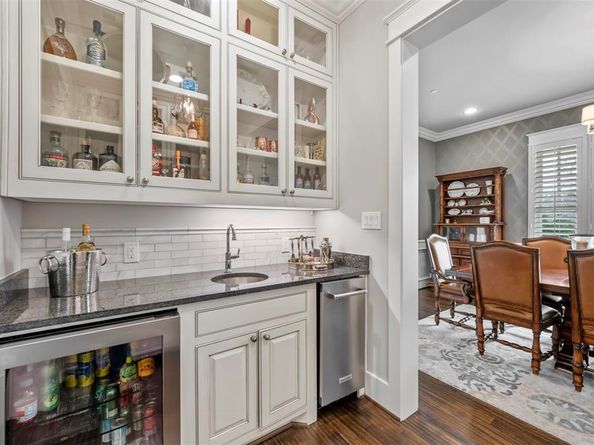 6611  Dartbrook Drive , Dallas Texas 75254