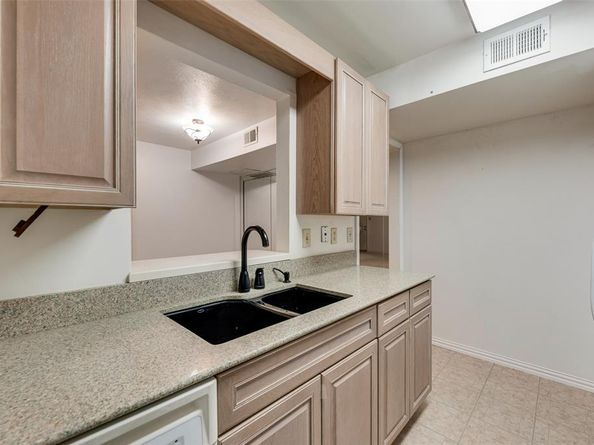 2807  Lineville Drive  104, Farmers Branch Texas 75234