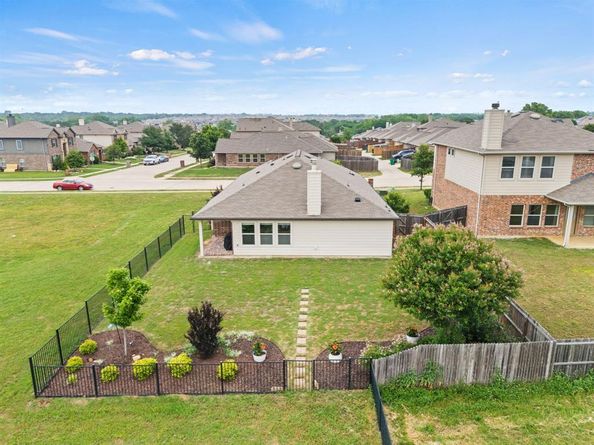 8400  Sioux Trail , Aubrey Texas 76227