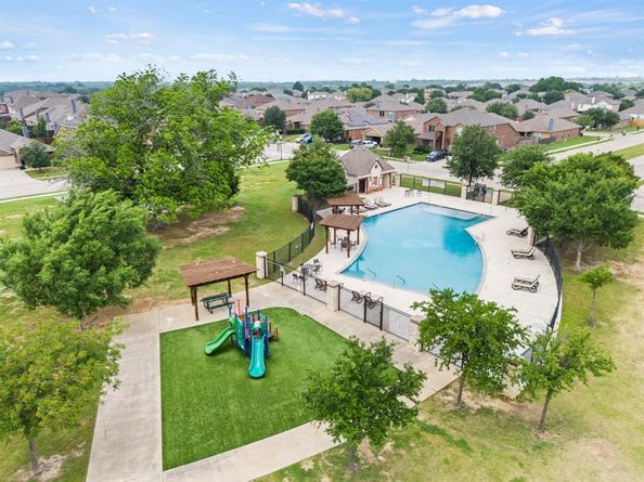 8400  Sioux Trail , Aubrey Texas 76227