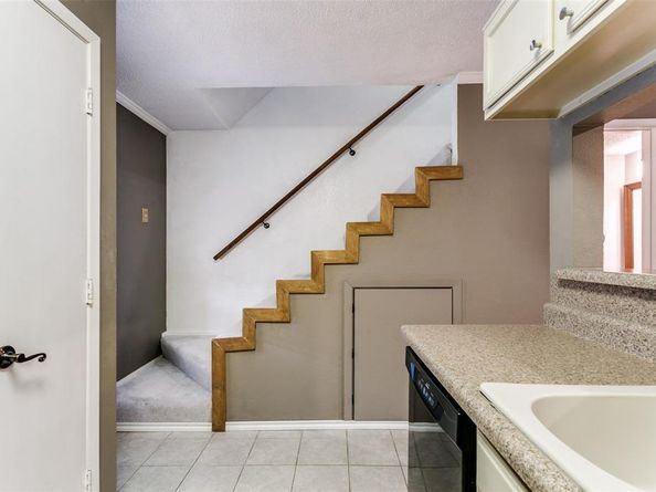 17  Abbey Road , Euless Texas 76039