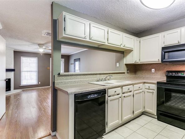 17  Abbey Road , Euless Texas 76039