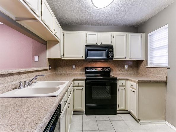 17  Abbey Road , Euless Texas 76039