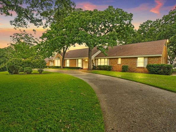 1407  Ridgecrest Circle , Denton Texas 76205