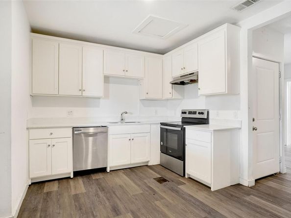 405 W Capps Street , Fort Worth Texas 76110