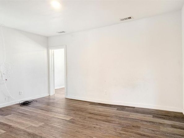 405 W Capps Street , Fort Worth Texas 76110