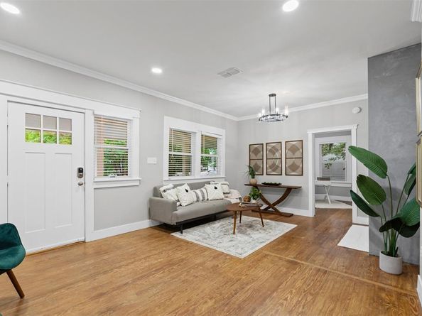 813  Elsbeth Street , Dallas Texas 75208