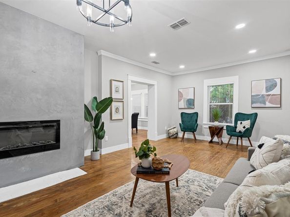 813  Elsbeth Street , Dallas Texas 75208